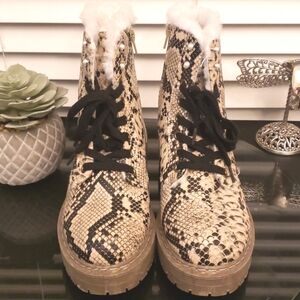 True Craft Snake Skin Lace up Combat boots Pearl Side Zip Fur 7.5 Cream Black
